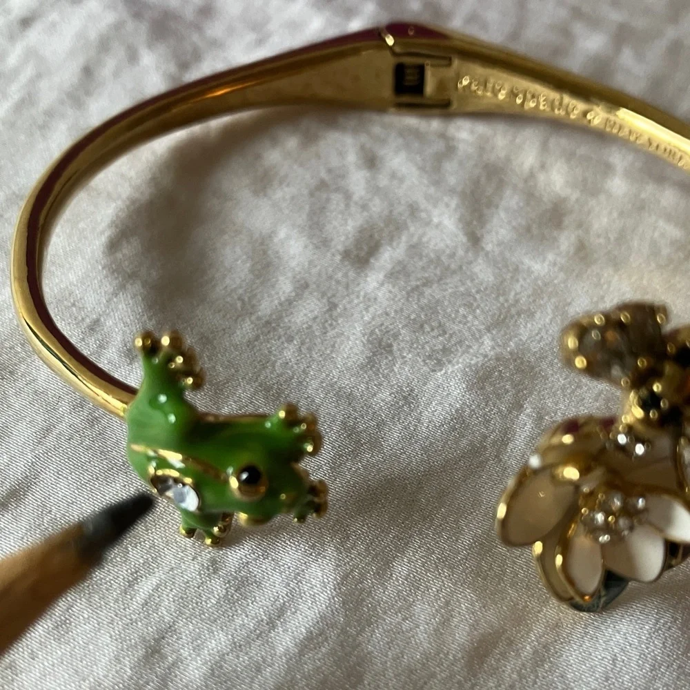 Kate Spade:Multi-Stone Frog& Flower HingedCuff Bracelet- Gold Tone-Missing stone - Picture 10 of 16